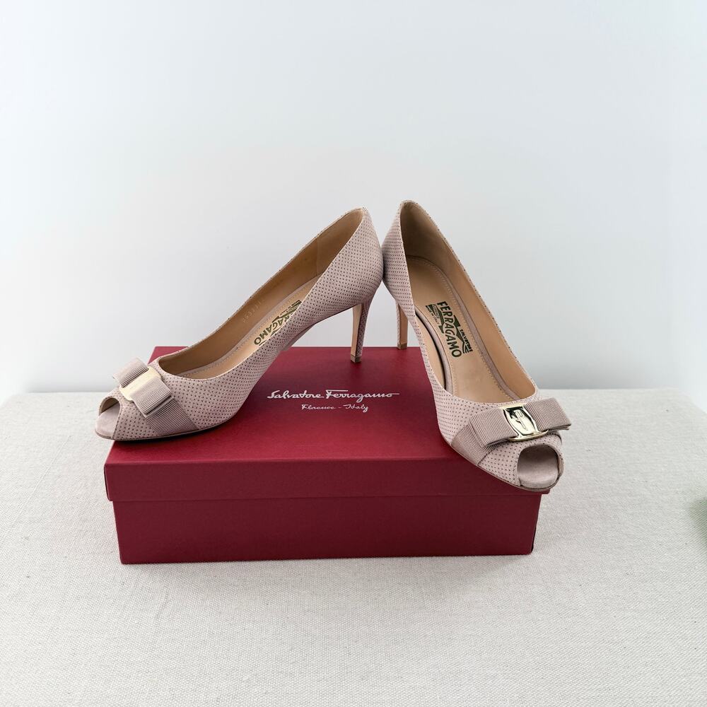 NWT Salvatore Ferragamo Pola Vara Suede Leather Bow Peep Toe Pumps Beige US 9.5